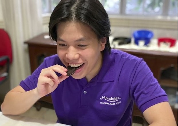 MDLZ Philippines employee with Oreo